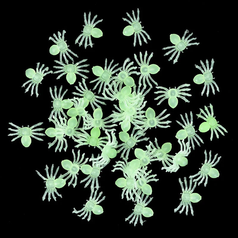 Hohtavat minihämähäkit Halloweeniksi – 50 pimeässä hohtavaa koristetta