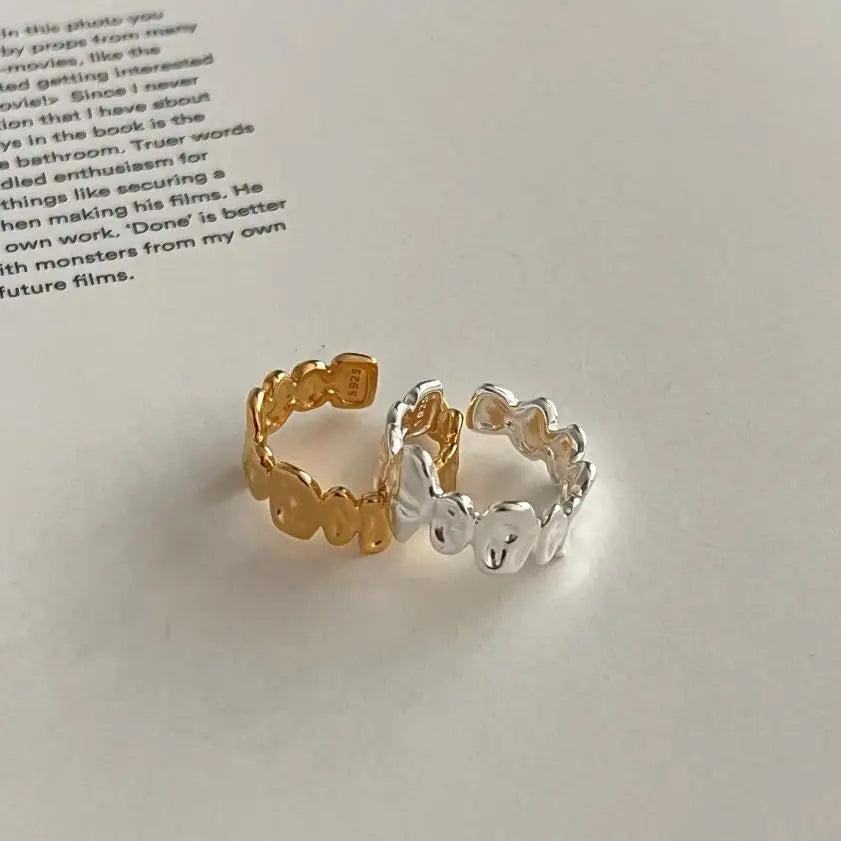 Ring Liv (öppen oregelbunden ring i silverfärg – justerbar design)