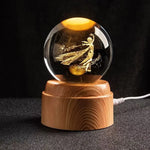 Krystallkule og nattbordslampe med solsystemtema 