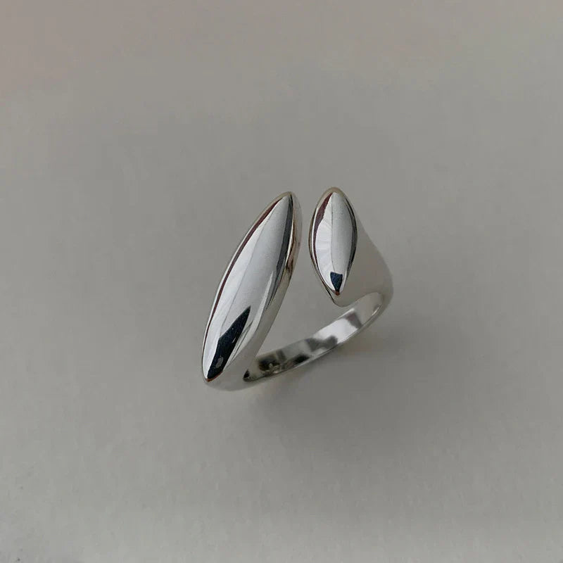 Ring Hedda (platt öppen ring i silverfärg – handgjord look)