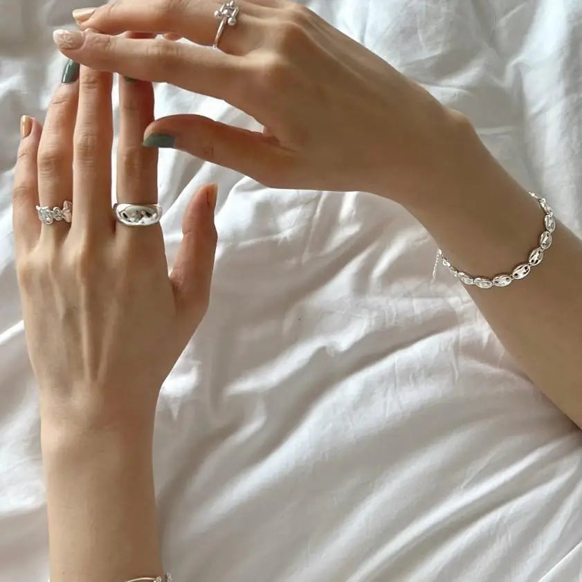 Ring Liv (öppen oregelbunden ring i silverfärg – justerbar design)