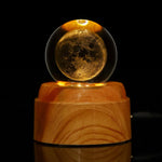 Krystallkule og nattbordslampe med solsystemtema 
