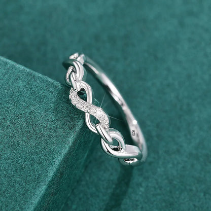 Ring Ella (infinityring med gnistrande zirkoner – evighetsdesign)