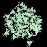 Hohtavat minihämähäkit Halloweeniksi – 50 pimeässä hohtavaa koristetta