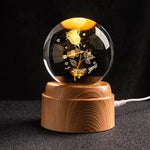 Krystallkule og nattbordslampe med solsystemtema 