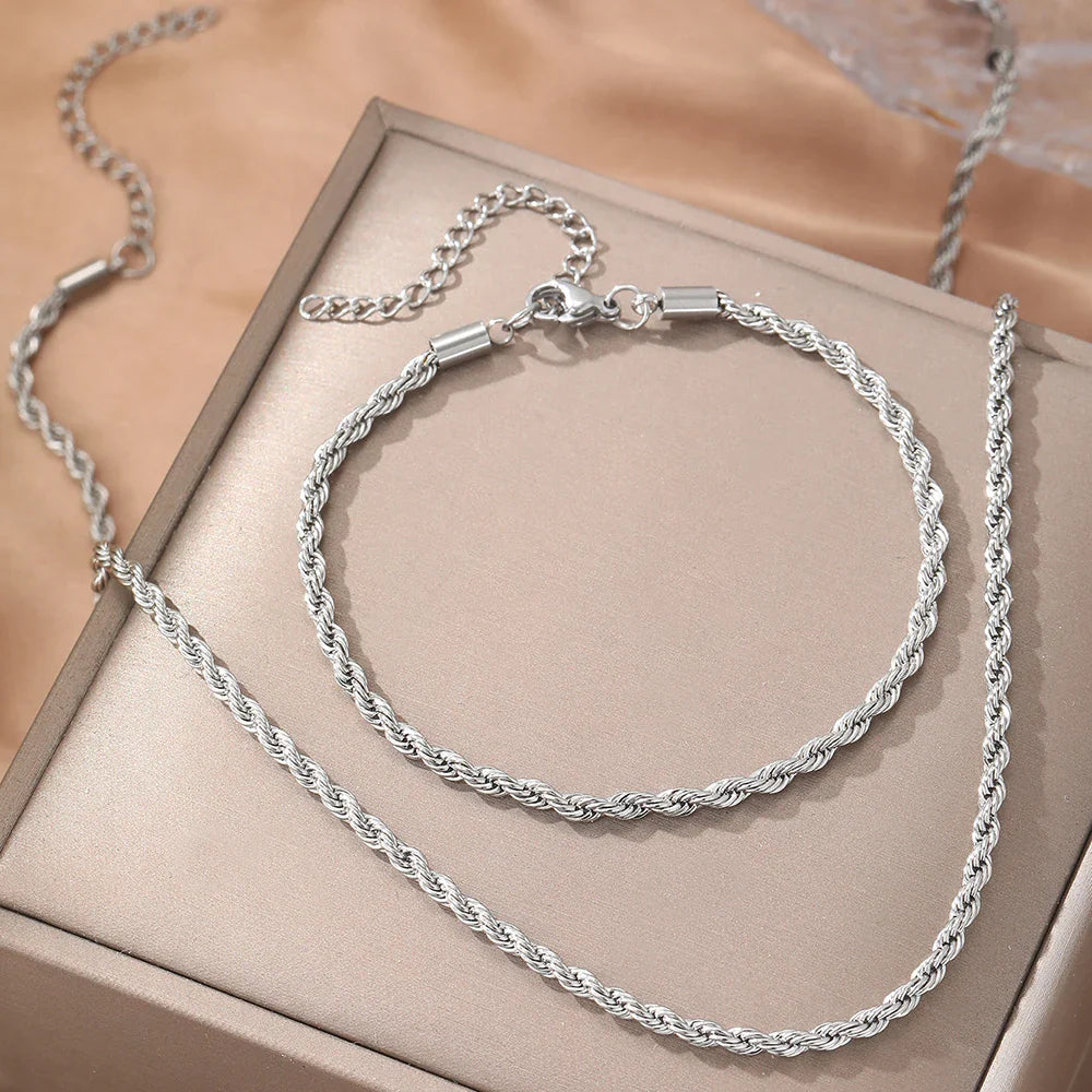 Halsband & armband i silverfärg – tvinnad kedja