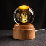 Krystallkule og nattbordslampe med solsystemtema 