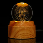 Krystallkule og nattbordslampe med solsystemtema 