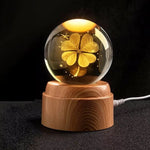 Krystallkule og nattbordslampe med solsystemtema 