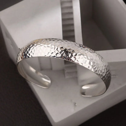Armband Alma (brett armband i lagerdesign med stjärnor & hänge)