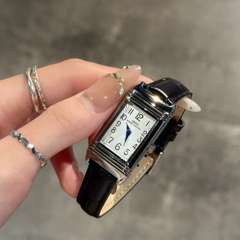 Klocka Emilia (klassisk damklocka med läderband och vattenskydd 30 m)