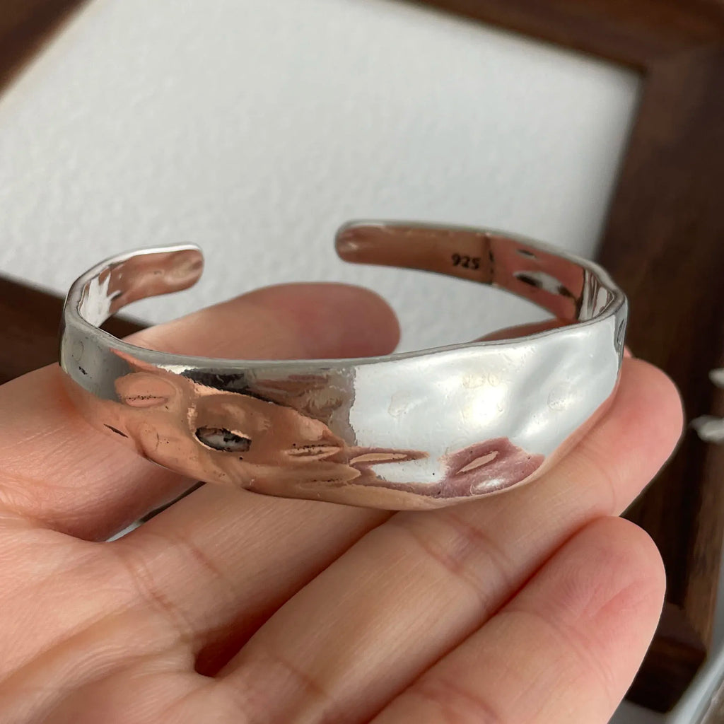 Armband Alma (brett armband i lagerdesign med stjärnor & hänge)