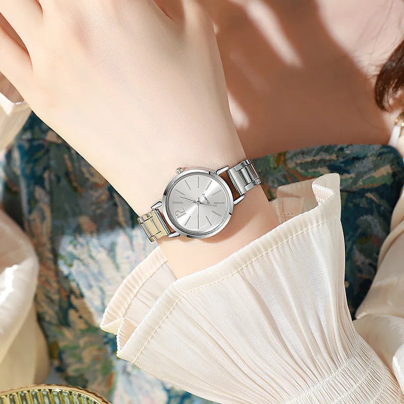 Klockset Clara (2-delat set med enkel urtavla & guldfärgat armband)