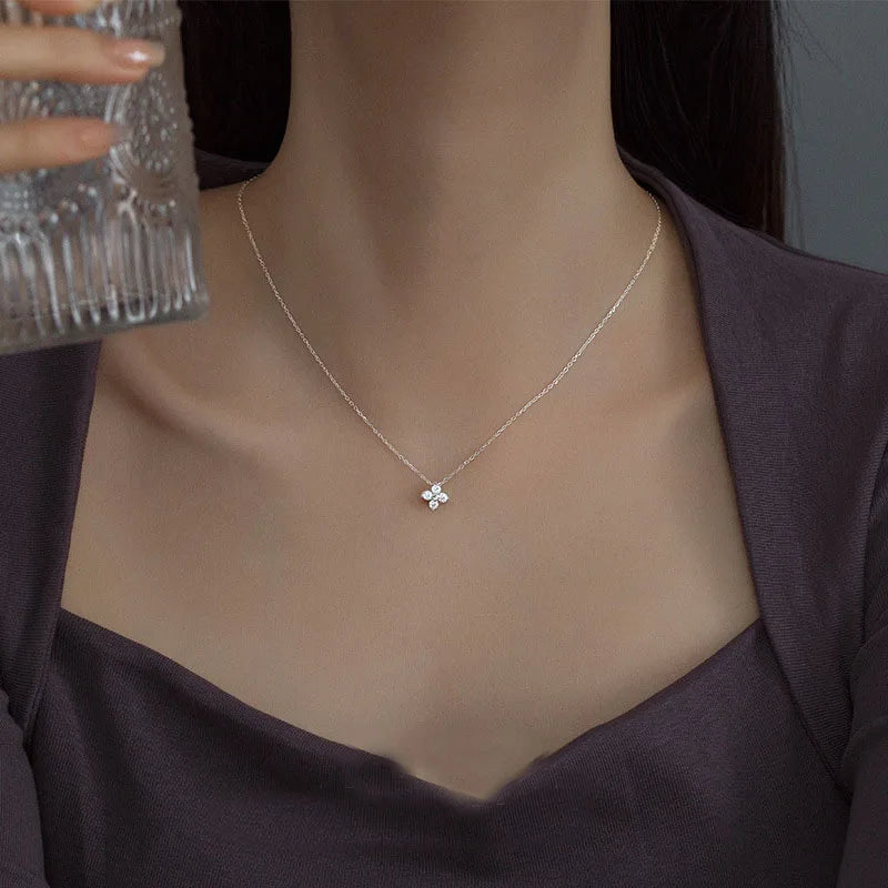 Halsband Klara (halsband med fyrklöver och gnistrande sten)