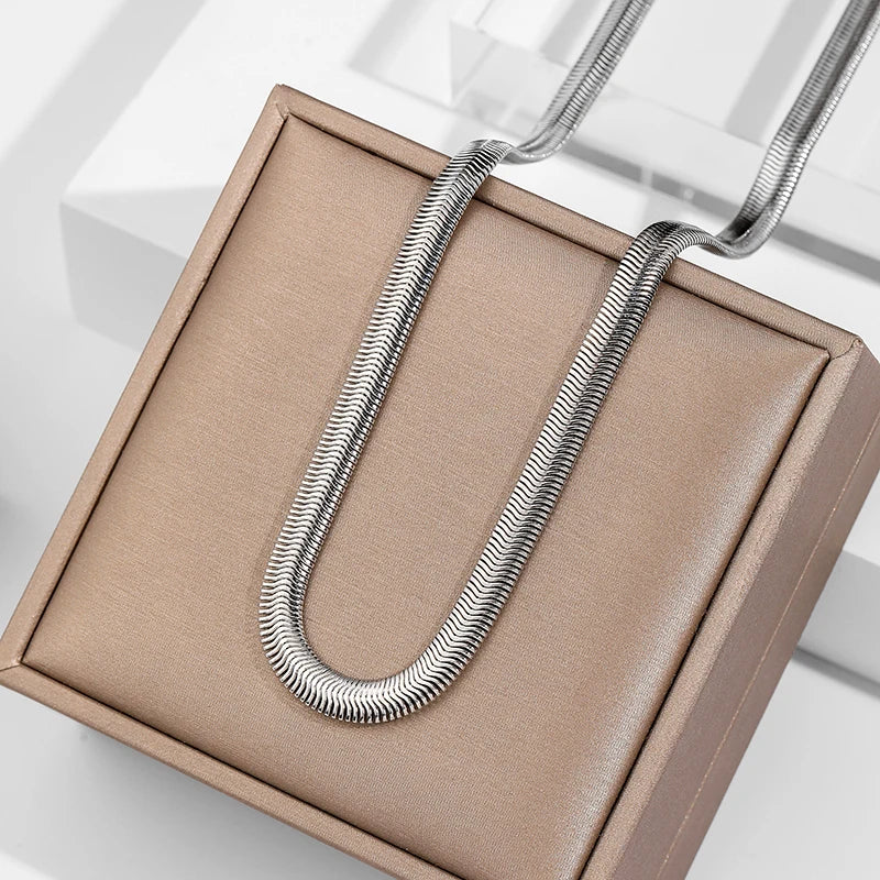 Ormkedja dam – tjock halskedja i rostfritt stål, trend 2023