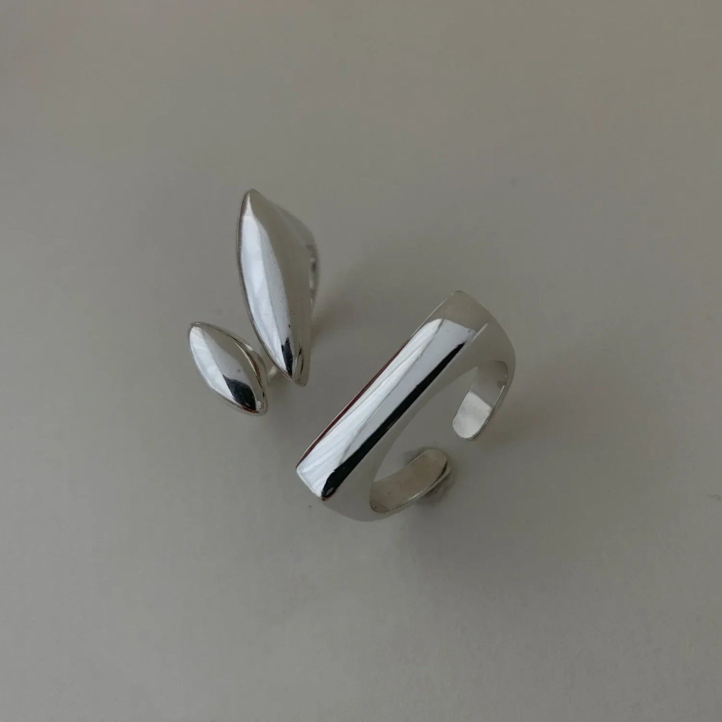 Ring Hedda (platt öppen ring i silverfärg – handgjord look)