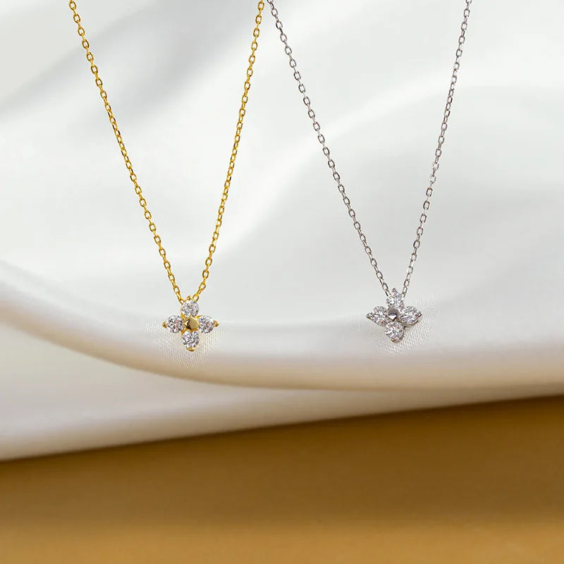 Halsband Klara (halsband med fyrklöver och gnistrande sten)