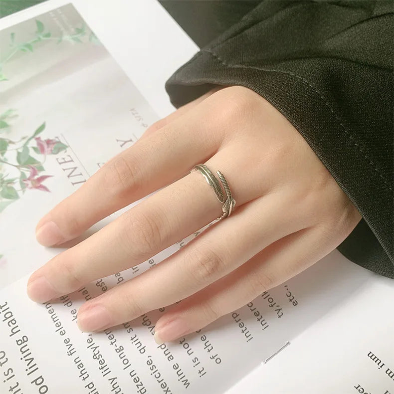 Ring Ronja (öppen ring med retro fjäderdesign)