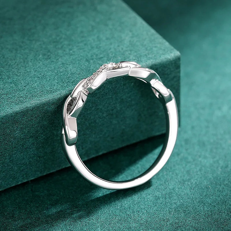 Ring Ella (infinityring med gnistrande zirkoner – evighetsdesign)
