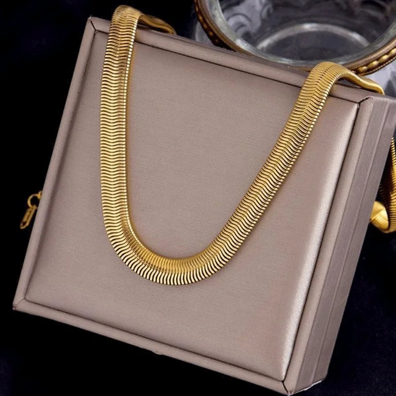 Ormkedja dam – tjock halskedja i rostfritt stål, trend 2023