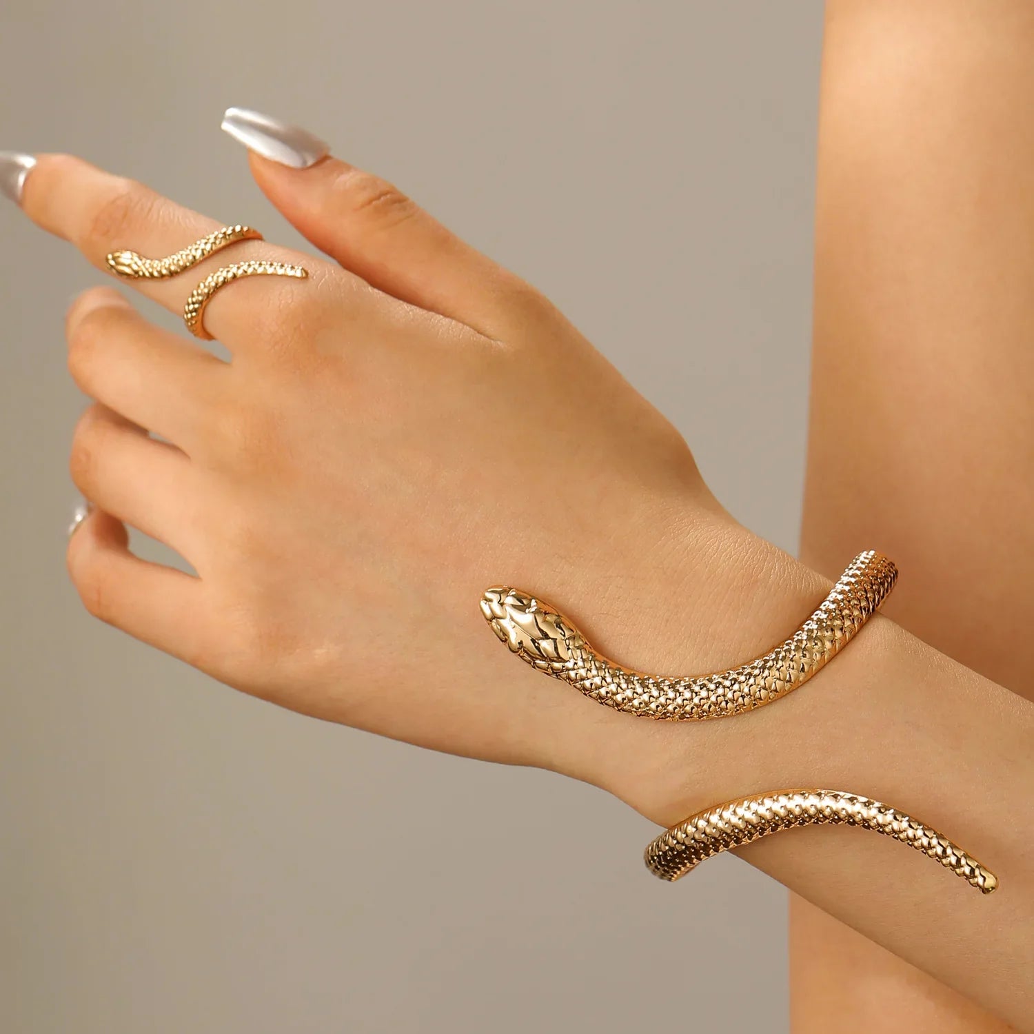 Smyckeset Selma (ormring & cuff-armband i silverfärg – punkstil)