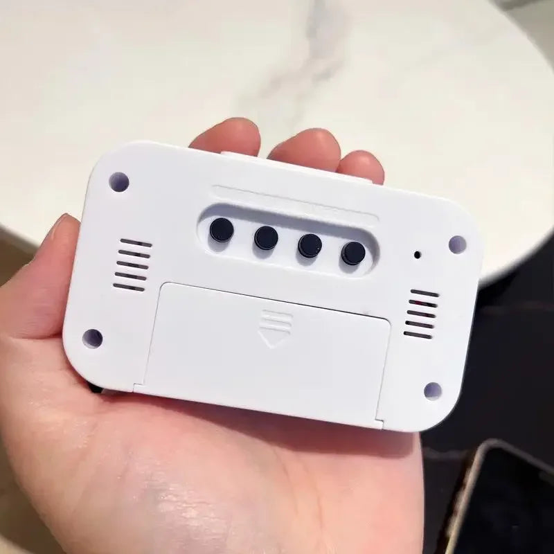 Digital väckarklocka med LED – alarm, kalender & snooze