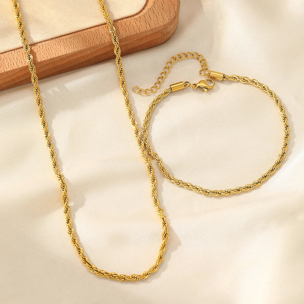 Halsband & armband i silverfärg – tvinnad kedja