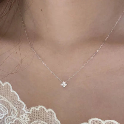 Halsband Klara (halsband med fyrklöver och gnistrande sten)