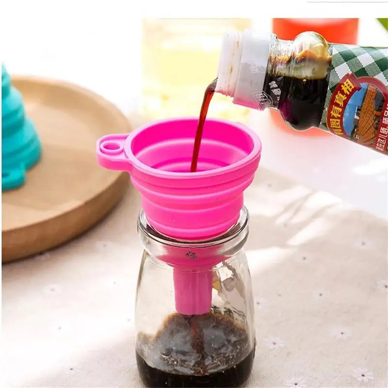 Hopfällbar tratt silikon – praktiskt köksredskap i rött