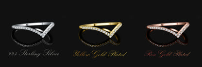 V-formad ring med sten – stapelbar design