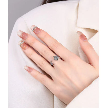 Stjärnring – snurrbar damring med mån- & stjärndetaljer