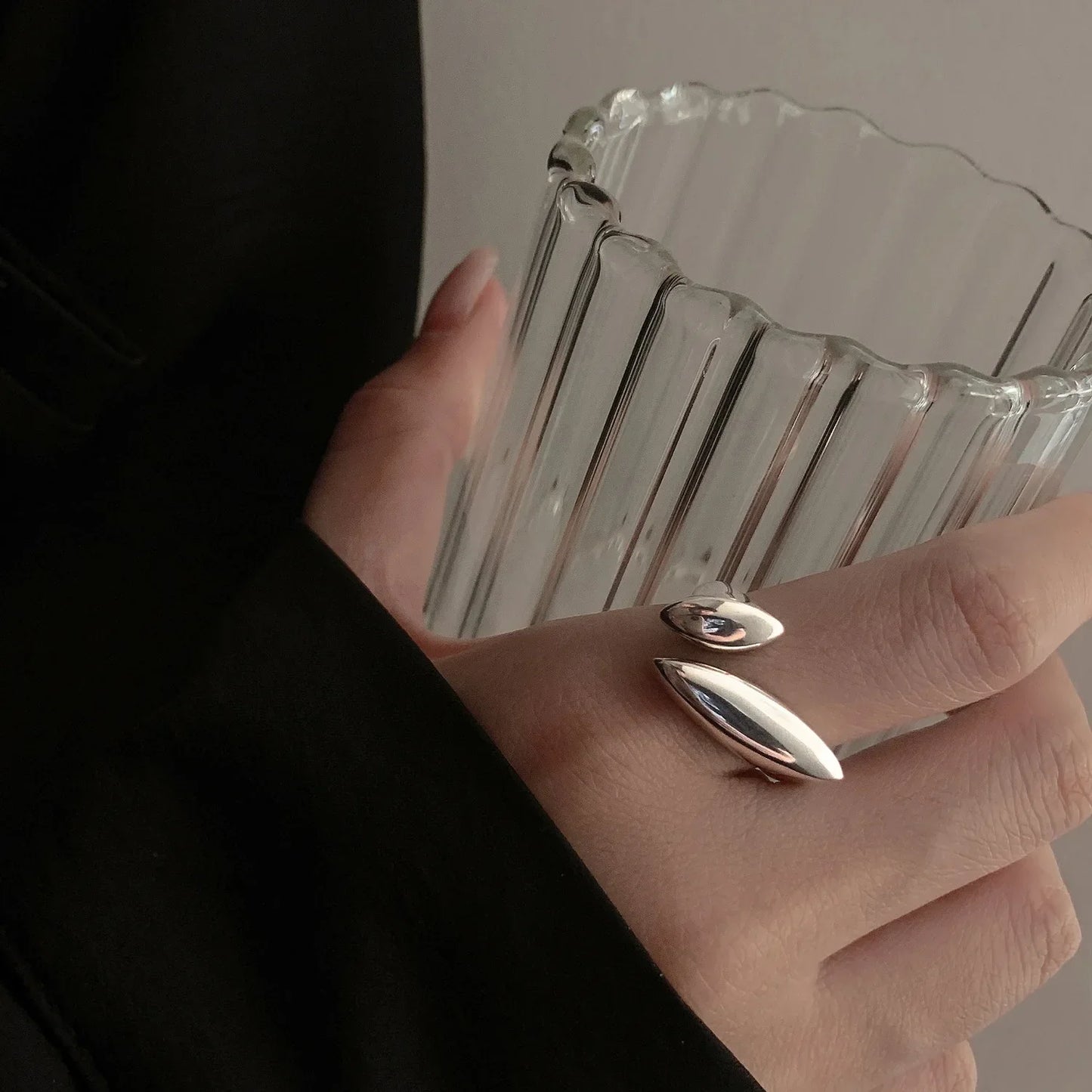 Ring Hedda (platt öppen ring i silverfärg – handgjord look)