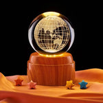Krystallkule og nattbordslampe med solsystemtema 
