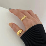 Ring Liv (öppen oregelbunden ring i silverfärg – justerbar design)