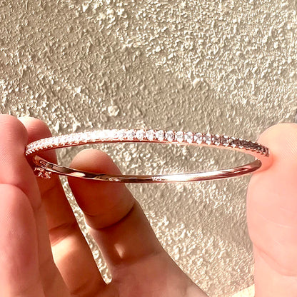 Armband Maja (bangle i roséfärg med nitar – stilren design)
