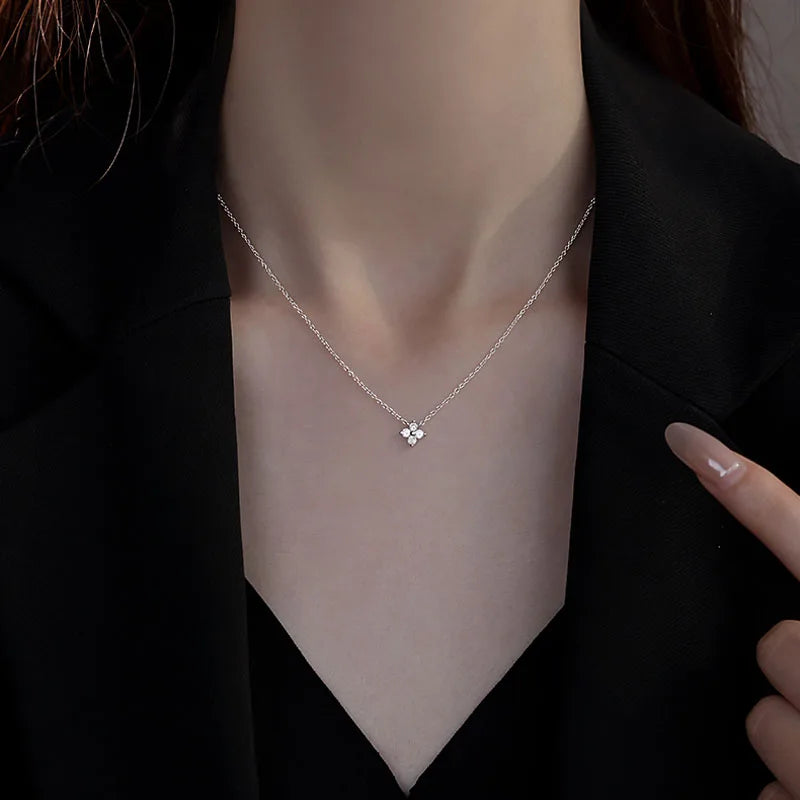 Halsband Klara (halsband med fyrklöver och gnistrande sten)