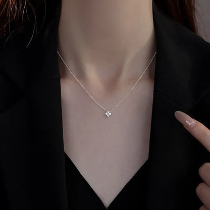 Halsband Klara (halsband med fyrklöver och gnistrande sten)