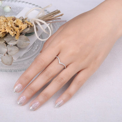 V-formad ring med sten – stapelbar design