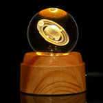 Krystallkule og nattbordslampe med solsystemtema 