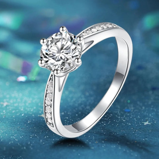 Ring i silverfärg – gnistrande sten