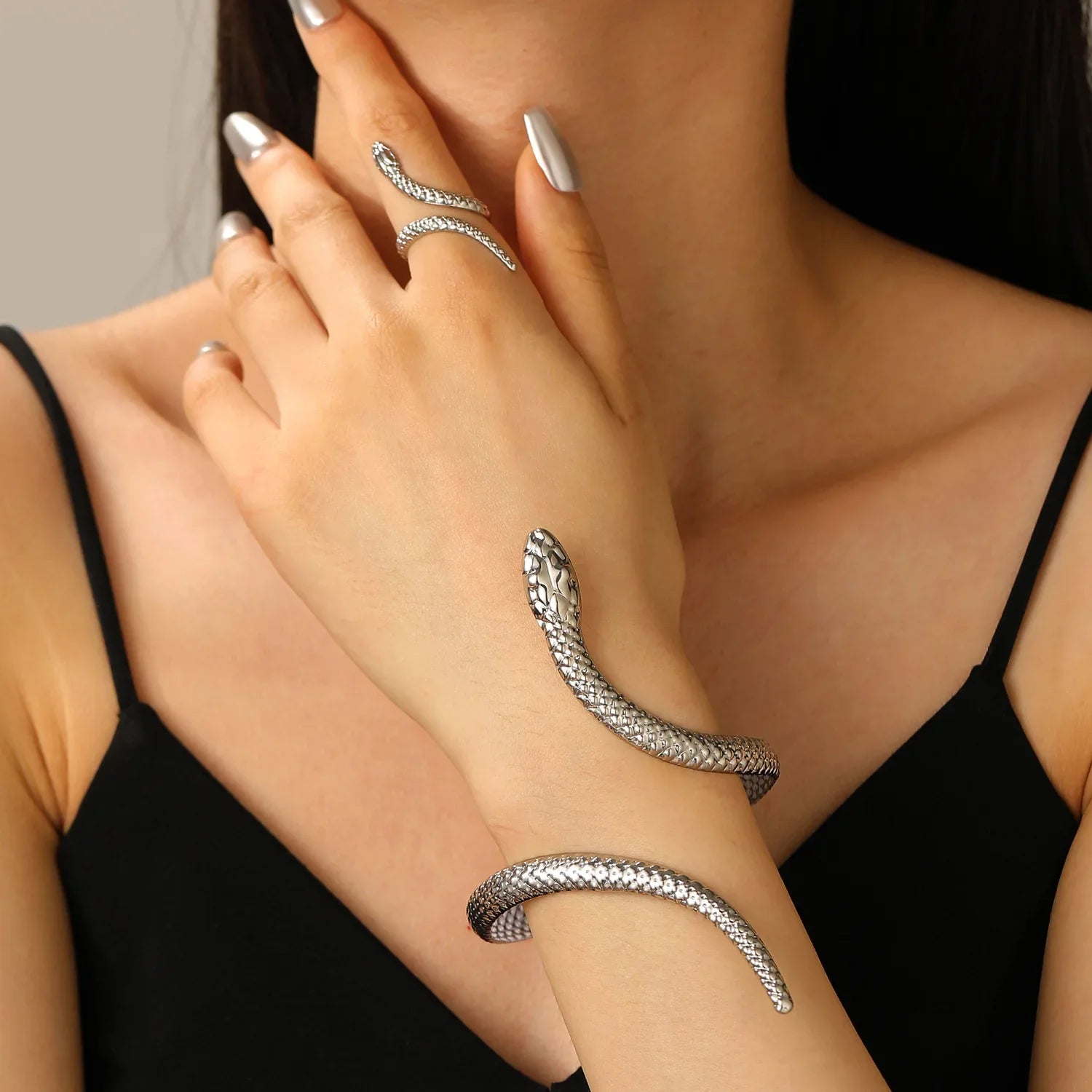 Smyckeset Selma (ormring & cuff-armband i silverfärg – punkstil)