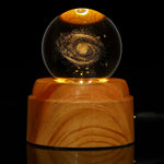 Krystallkule og nattbordslampe med solsystemtema 