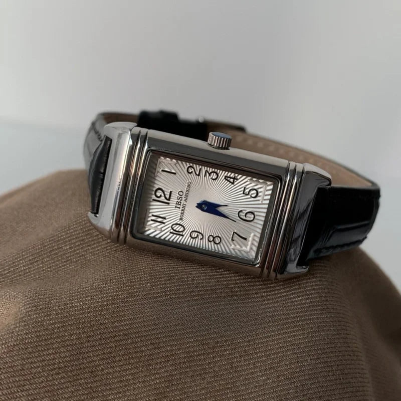 Klocka Emilia (klassisk damklocka med läderband och vattenskydd 30 m)