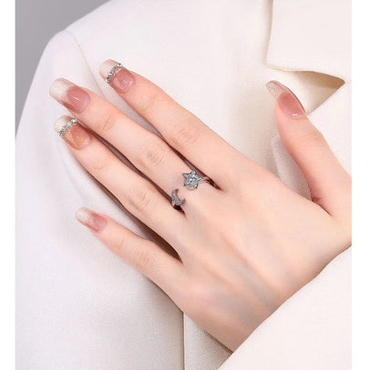 Stjärnring – snurrbar damring med mån- & stjärndetaljer