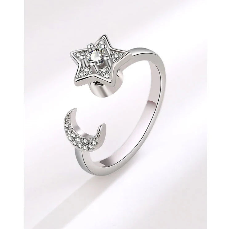 Stjärnring – snurrbar damring med mån- & stjärndetaljer