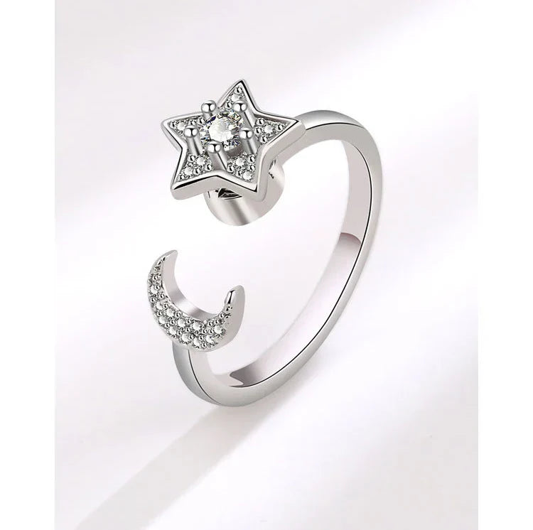 Stjärnring – snurrbar damring med mån- & stjärndetaljer