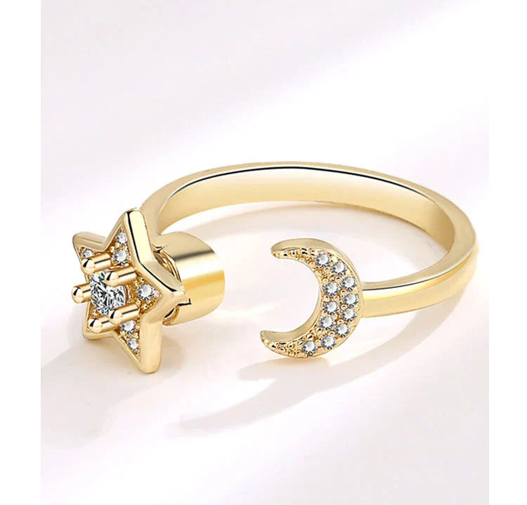 Stjärnring – snurrbar damring med mån- & stjärndetaljer