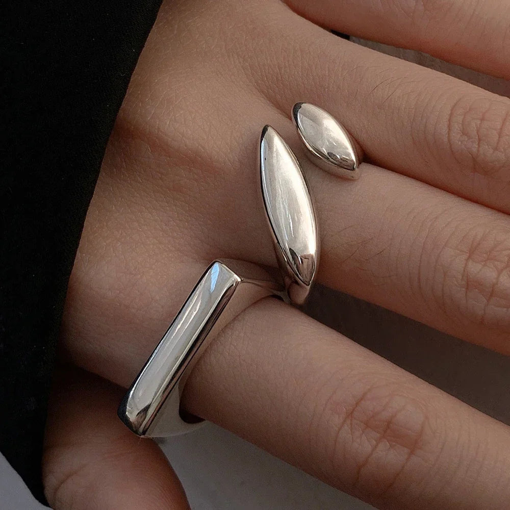 Ring Hedda (platt öppen ring i silverfärg – handgjord look)