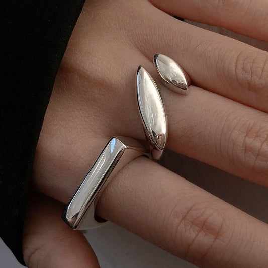 Ring Hedda (platt öppen ring i silverfärg – handgjord look)