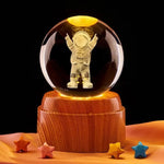 Krystallkule og nattbordslampe med solsystemtema 